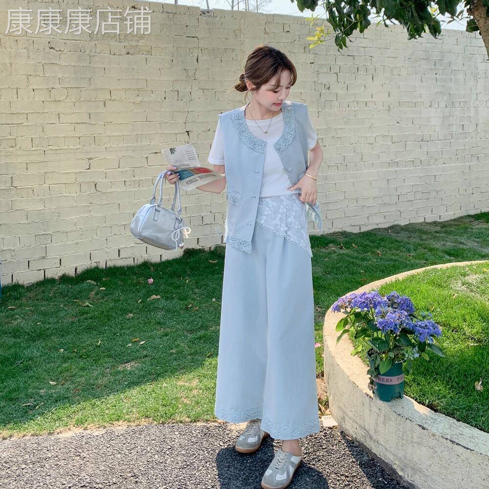 浅蓝色气质淡人套装女夏季2026新款时尚蕾丝马甲T恤阔腿裤三件套