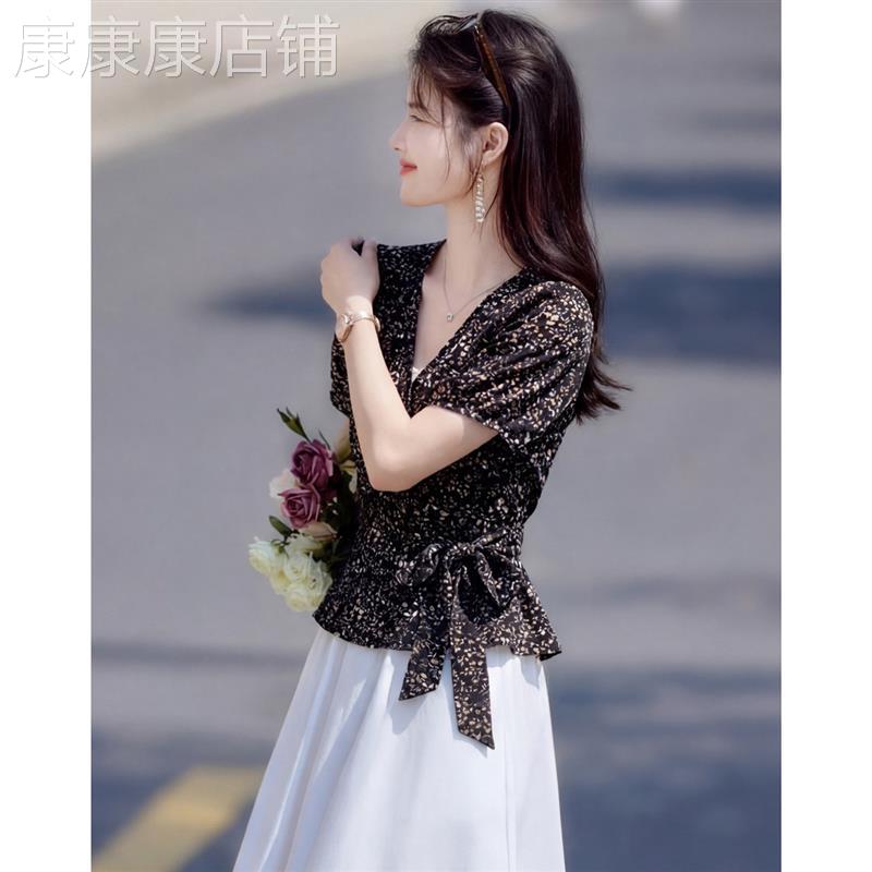 法式优雅碎花扭结短袖衬衫女2026夏季新款蝴蝶结绑带修身V领上衣