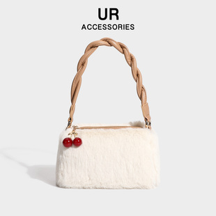 UR樱桃毛毛包包2025秋冬新款小包时尚手提包毛绒绒单肩斜挎包女包