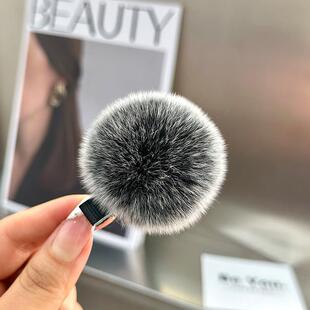 彩色皮草球发夹与刘海,可爱的破碎的头发,小皮草球发夹在一边,