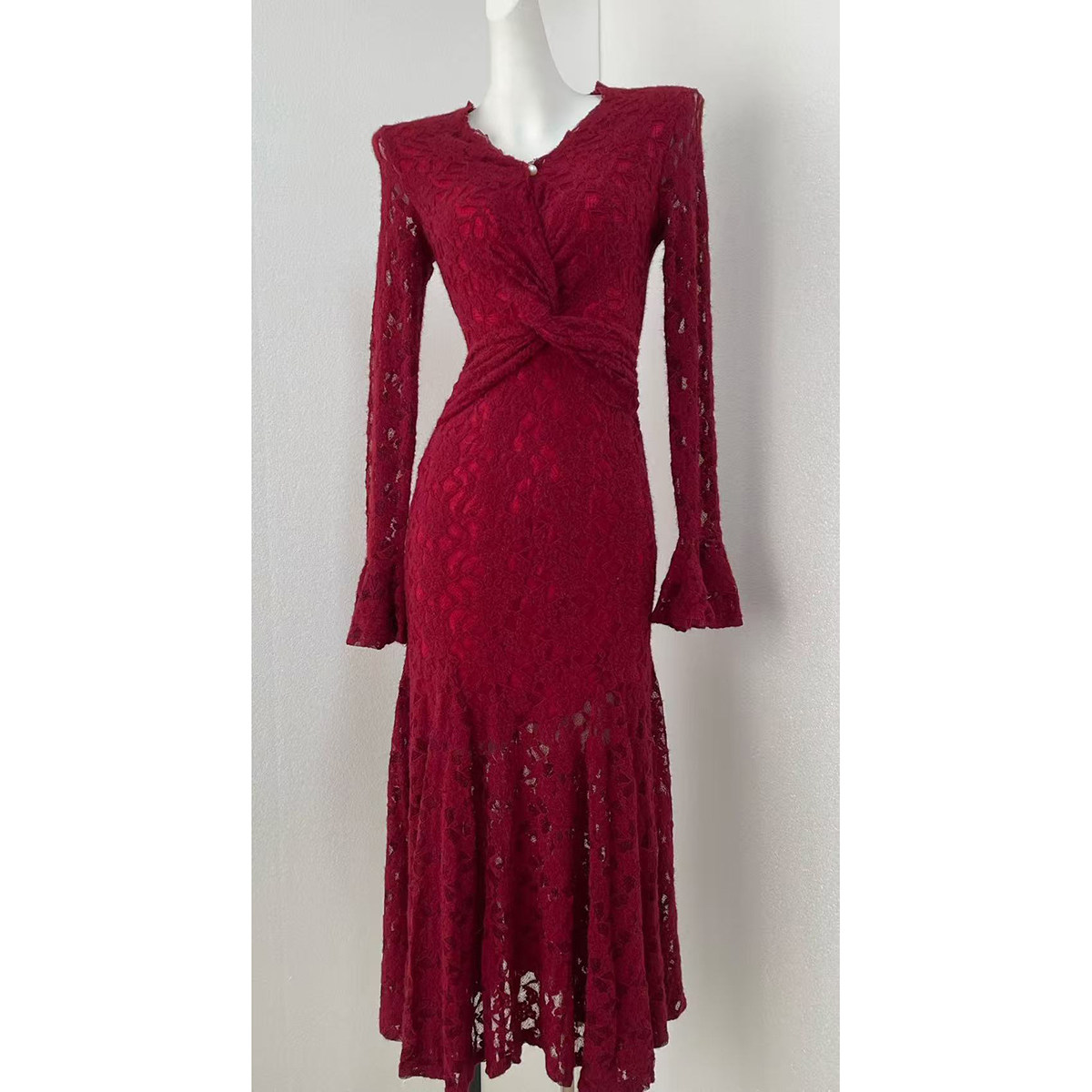 御姐穿搭复古红色v领蕾丝气质连衣裙性感辣妹掐腰小裙子2026春季