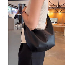 女式2025新款大容量黑色软皮饺子包轻奢小众设计高级感通勤斜挎包