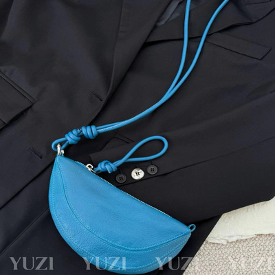 小众mini月牙包设计感软皮挂脖包女2025新款钥匙口红包零钱饺子包