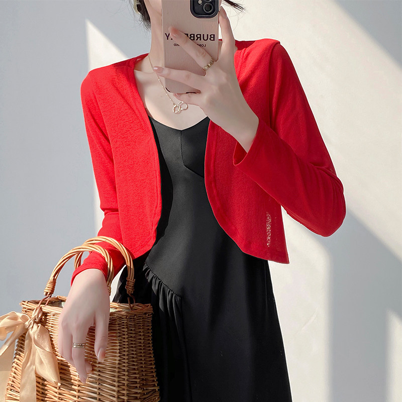 针织短款外搭夏配吊带裙的小披肩