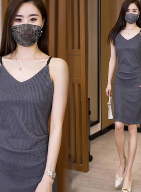 褶皱设计感灰色吊带连衣裙女夏季2026新款修身显瘦中长款气质裙子