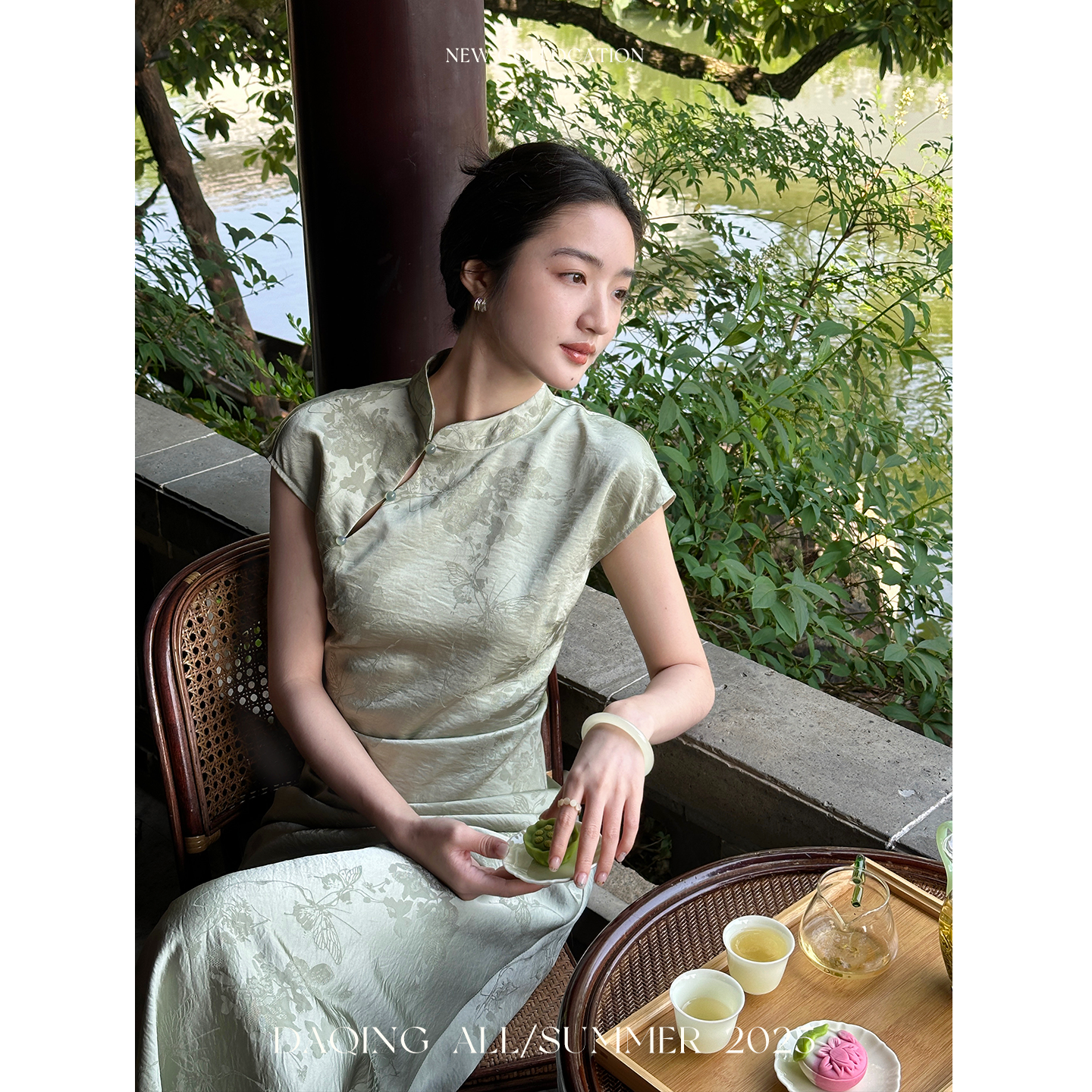 许大晴【清平乐】新中式立领斜襟珠扣缎面提花连衣裙蝴蝶花卉旗袍