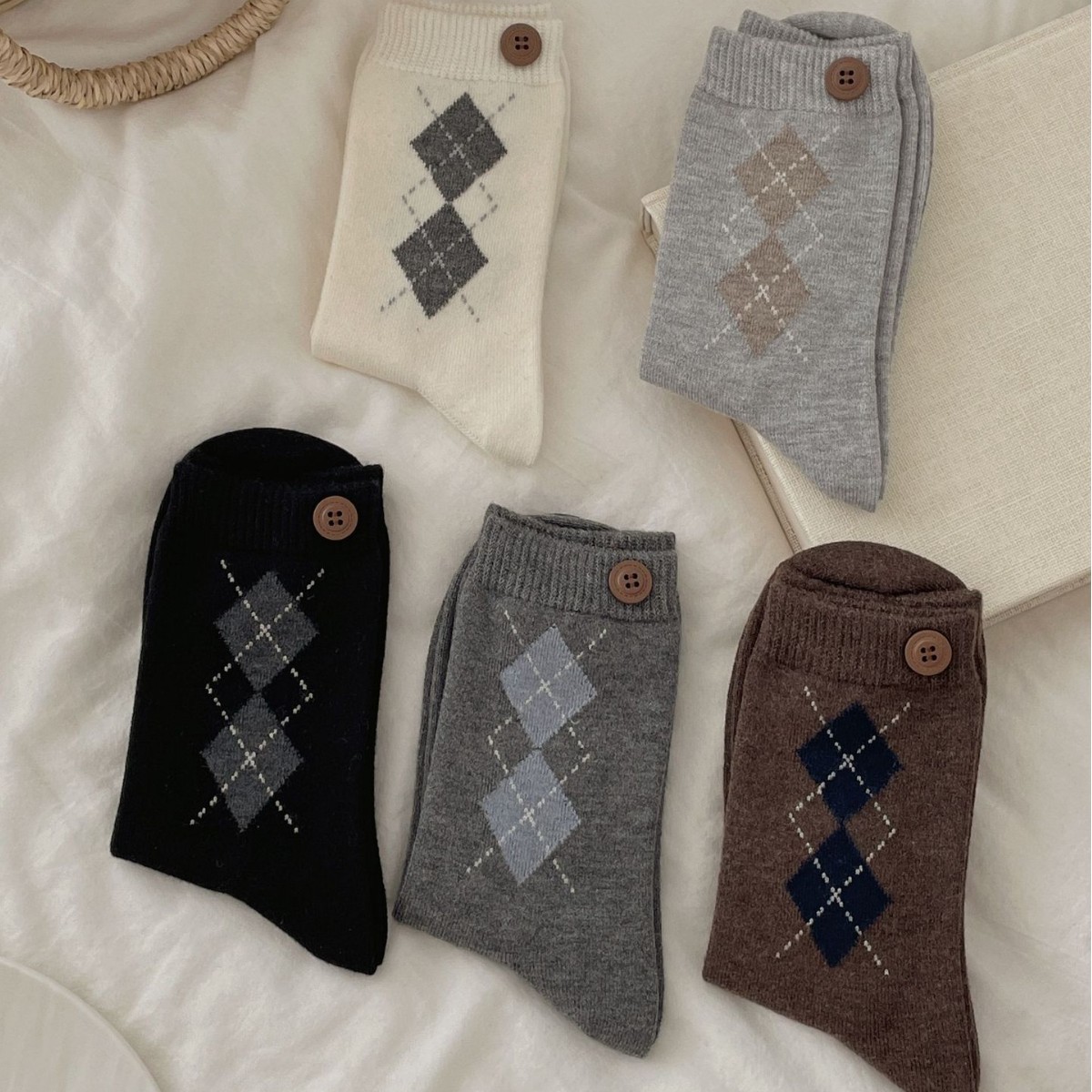 ins日系小菱形格纽扣羊毛中筒袜子女秋冬款保暖JK学院风堆堆袜