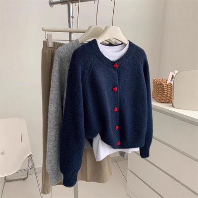 深灰毛绒复古保暖爱心扣开衫女