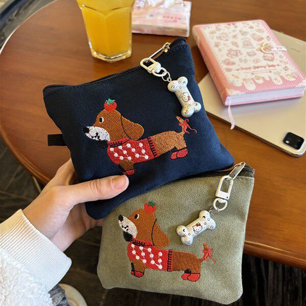 可爱麂皮绒腊肠狗卡包包女耳机口红姨妈巾化妆包外出便携随身包包