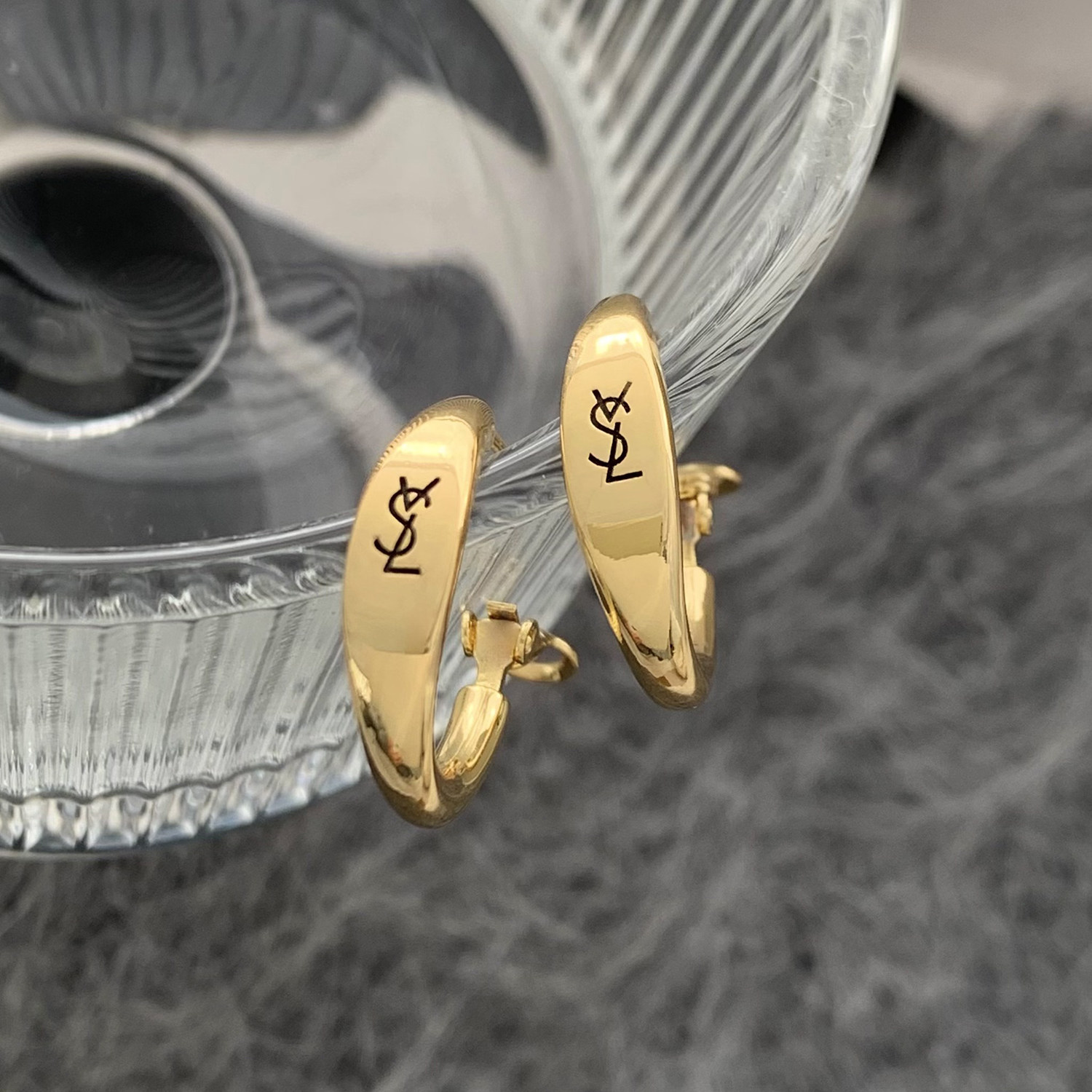 金色字母耳环新款冷淡风简约气质耳钉小众设计百搭耳圈高级感耳饰