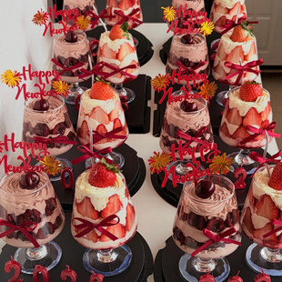 2026家庭版新年除夕夜奶油红酒杯蛋糕装饰春节聚会年会碰碰杯甜品