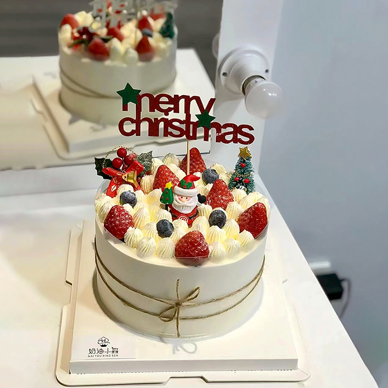 简约2024圣诞节快乐草莓蛋糕装饰