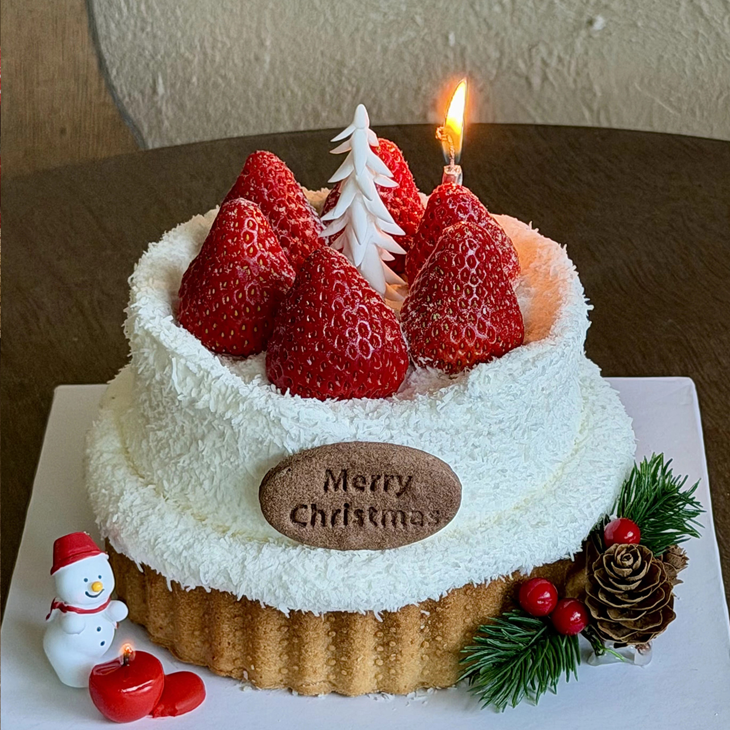 浪漫圣诞节氛围感雪景草莓蛋糕