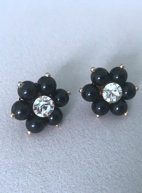 35黑色梅花耳钉