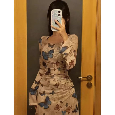 新款辣妹复古蝴蝶印花长袖连衣裙女抽褶梨形收腰超仙修身包臀长裙