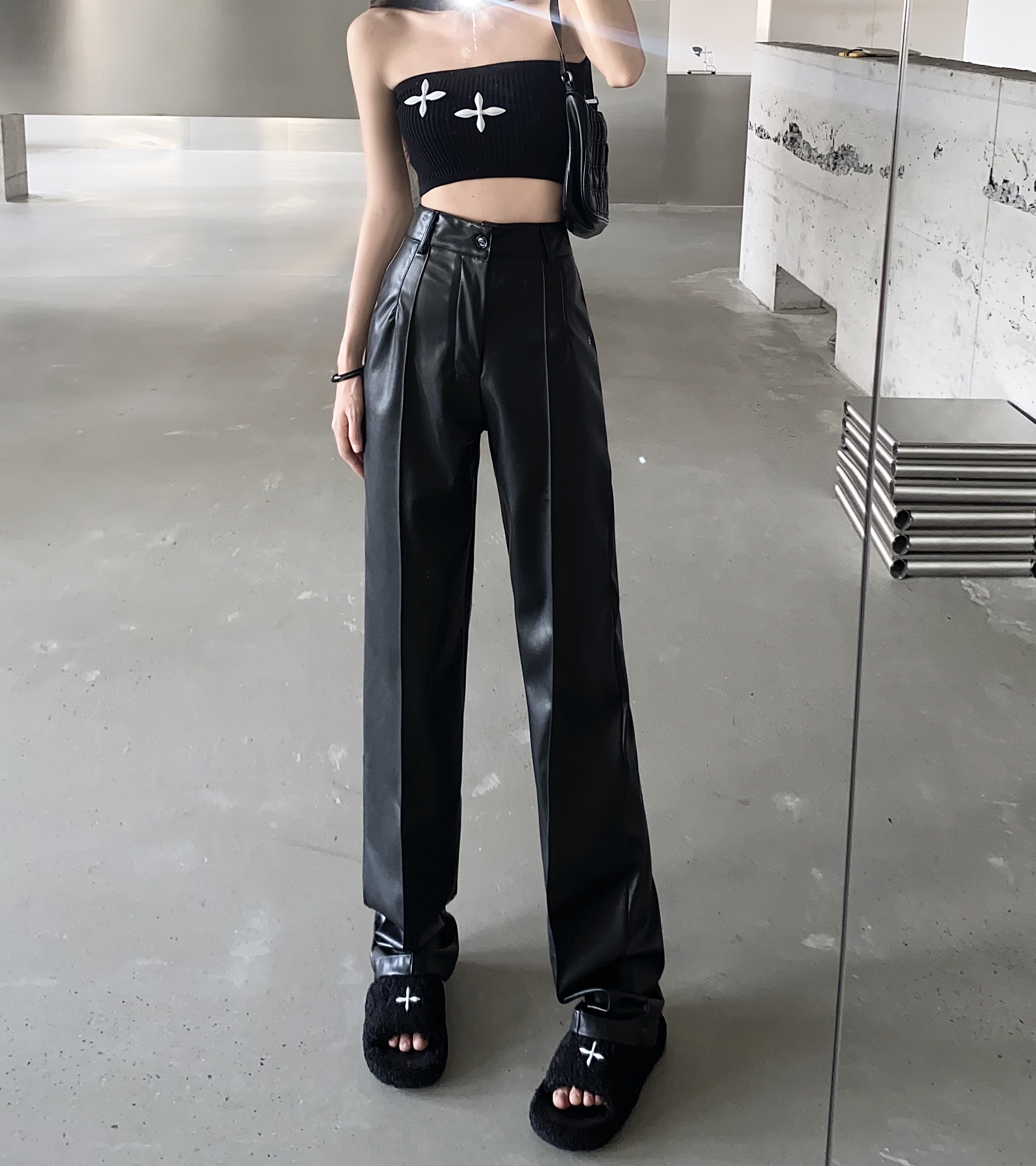 黑色PU皮裤女春秋2025新款直筒显瘦休闲长裤宽松高腰阔腿喇叭裤子