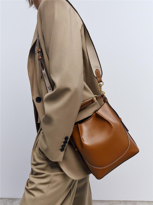 新品棕色束口手提斜挎宽带水桶包