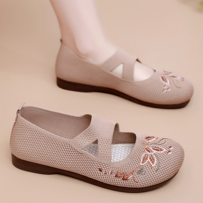春夏老北京绣花软底防滑妈妈鞋