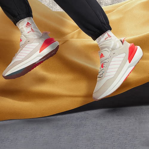 酷动城Adidas 情侣AVRYN轻便耐磨Boost缓震跑步运动休闲鞋ID4253