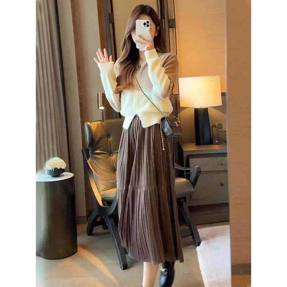 春季服装2025女性两件套春装，款式新颖，今年很流行