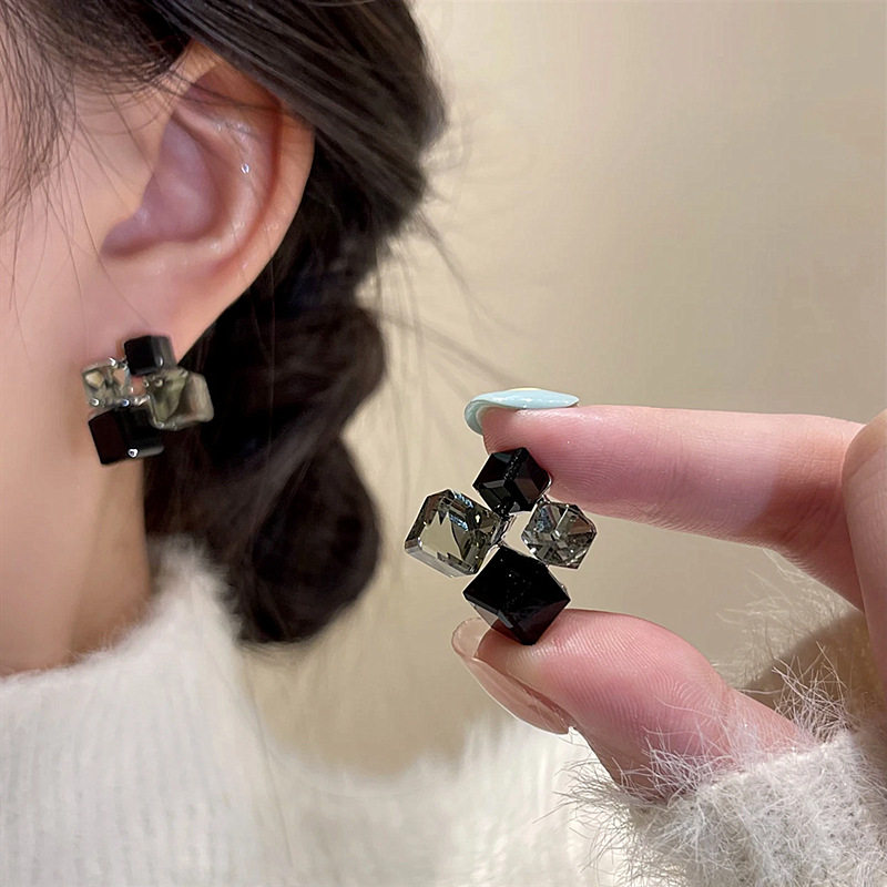 奥特莱斯专柜撤柜限时折扣清仓抢购几何设计黑色立体方糖耳钉耳饰