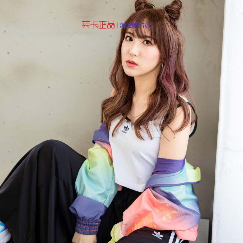 阿迪达斯女子时尚彩虹渲染图案