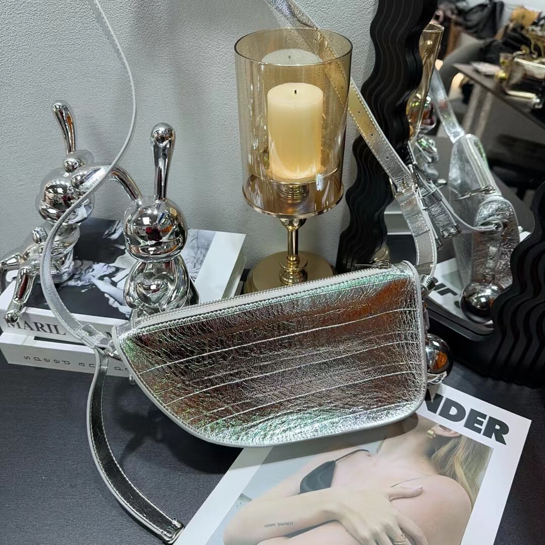 MJ欧货女包24新款小众设计SHIELD铃铛包头层鳗鱼纹牛皮斜挎单肩包