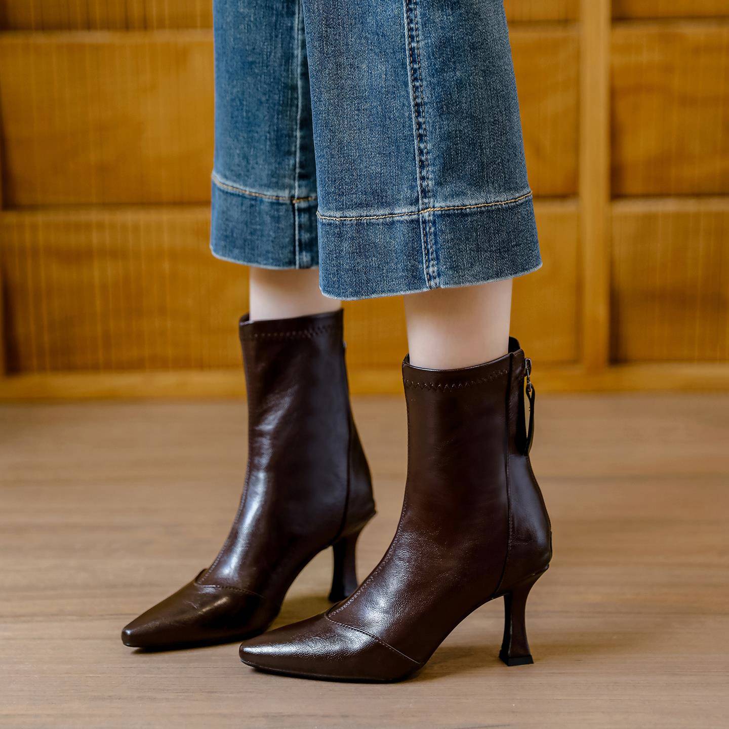 秋冬黑色尖头细跟高跟短靴女7cm2025加绒弹瘦瘦后拉炼气质1115z