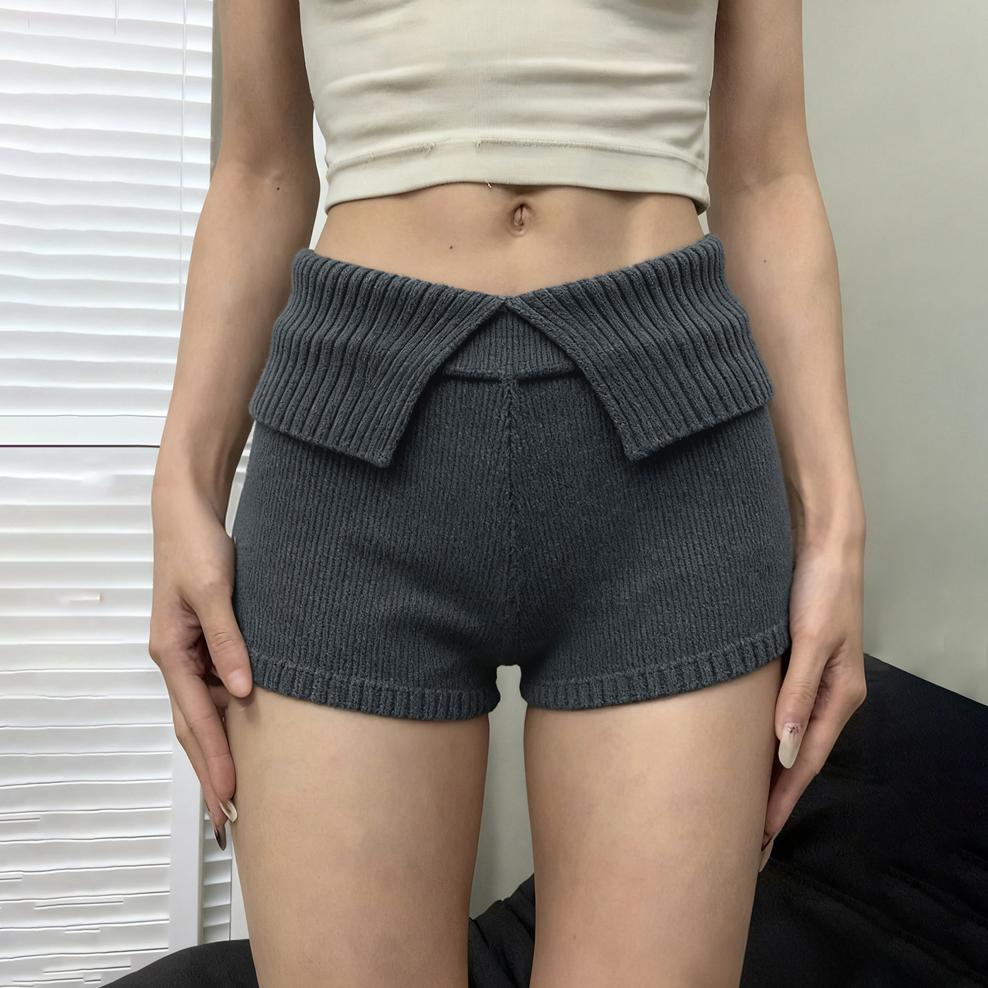 美式辣妹翻边肌理感灰色直筒短裤