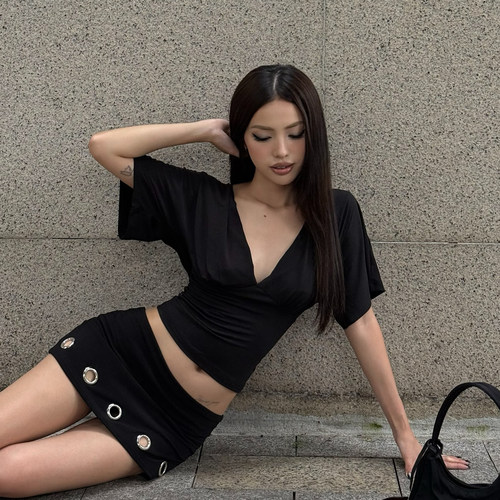 轻欧极简黑色褶皱收腰深V中袖T恤