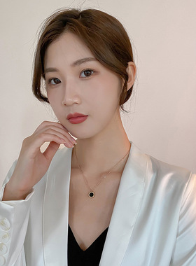 黑色罗马字项链女潮网红锁骨链轻奢小众颈链简约气质吊坠网爆饰品