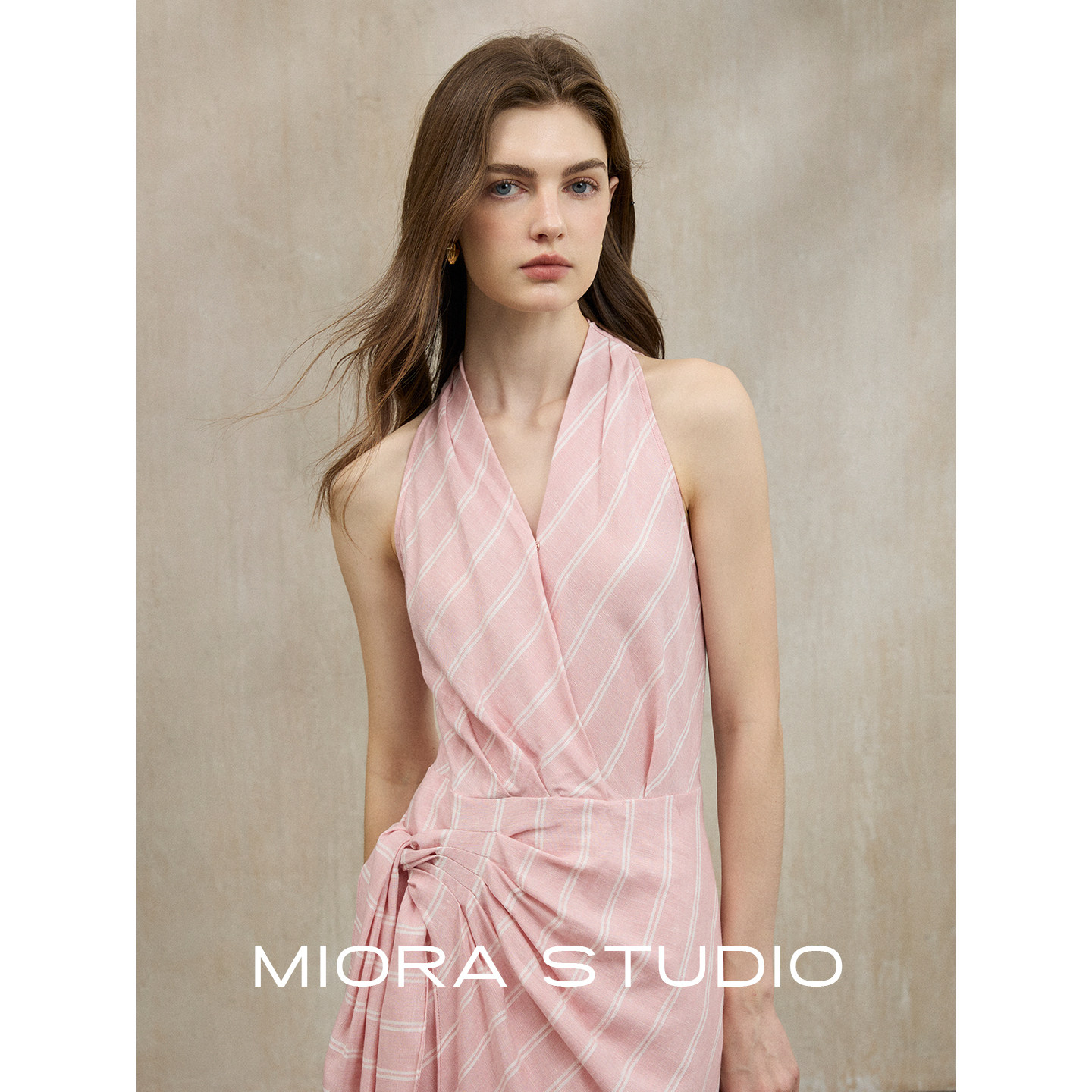 Miorastudio法式复古粉色条纹交叉V领无袖宽条纹收腰蝴蝶结连衣裙
