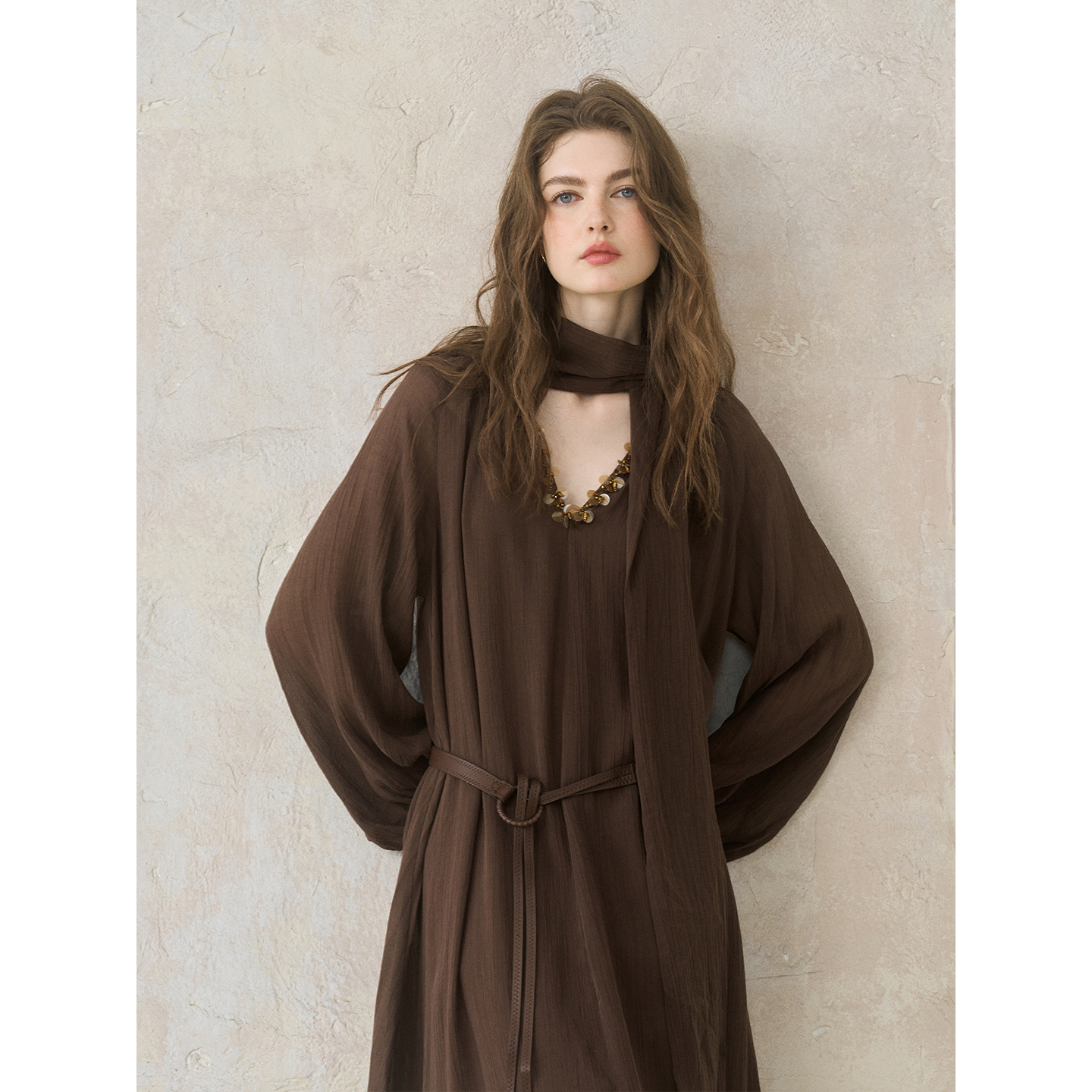 MioraStudio法式复古深棕色V领飘带连衣裙 高级感珠片花边领裙子