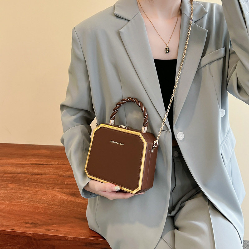 批发包包女2022洋气休闲简约手提包盒子包精致链条斜挎腋