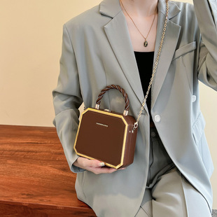 批发包包女2022洋气休闲简约手提包盒子包精致链条斜挎腋