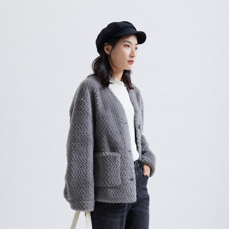 本依凡单排扣V领短皮毛一体外套