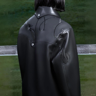 EchoForge丨红内皮衣进口PU皮手缝纽扣翻领缠绕刺绣夹克短宽外套