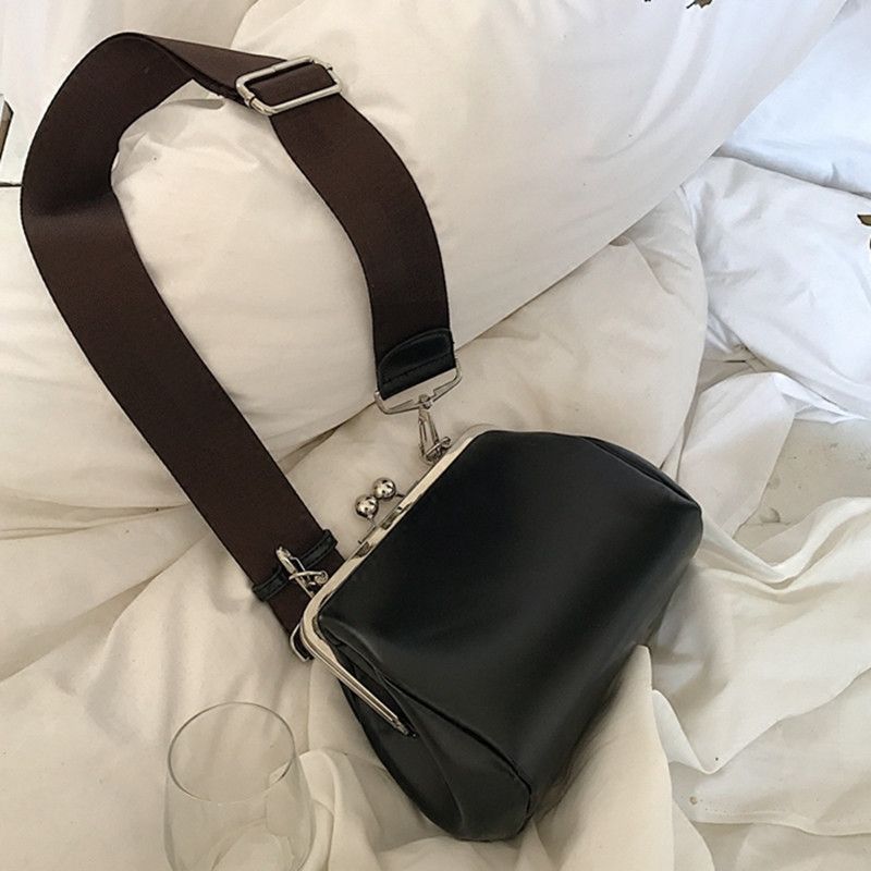 2023春夏新款 炒鸡韩 简约百搭pu皮复古金属夹子宽肩带单肩斜跨包