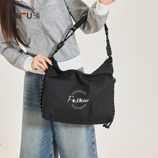 三福挎包春季 女包519814 城市运动风松弛休闲风轻盈布软包时尚