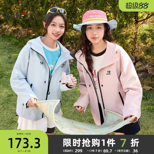 三福外套2026新款春季时尚英文印花户外宽松多巴胺上衣女装514762