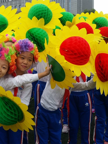 Рука перевернута на подсолнечный хор детские танце