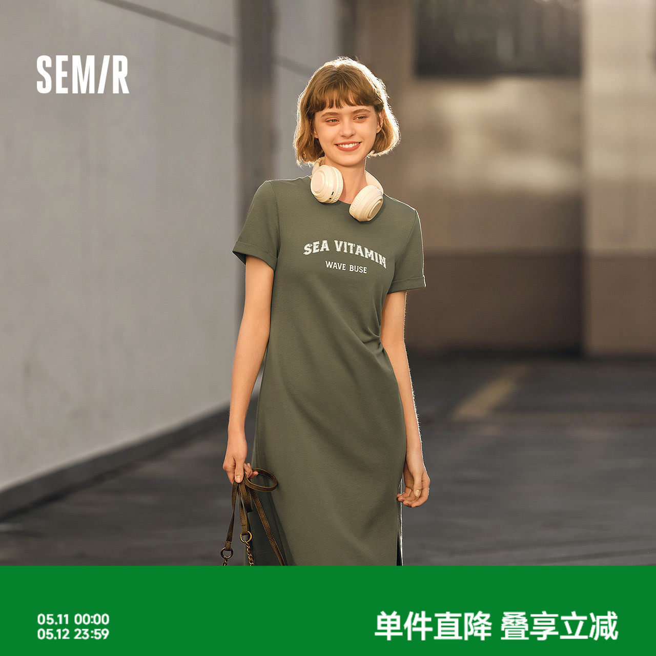 森马连衣裙女复古休闲中长裙简约风夏季小心机字母开叉T恤裙显瘦