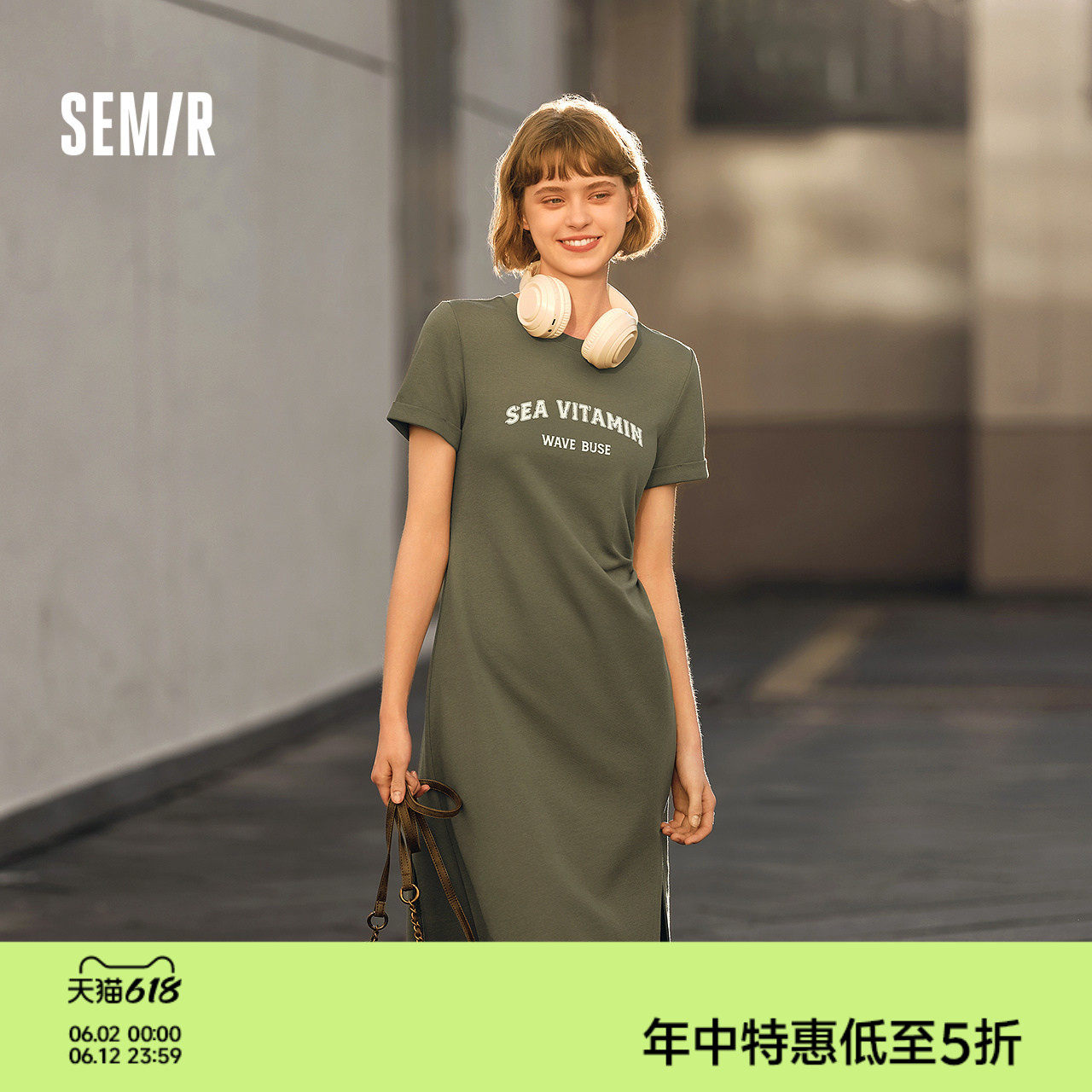 森马连衣裙女复古休闲中长裙简约风夏季小心机字母开叉T恤裙显瘦