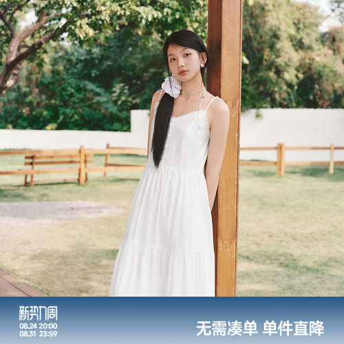 森马提花肌理垂感吊带连衣裙女