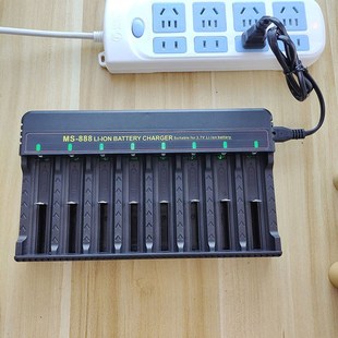 新款21700锂电池充电器18650大容量快充26650充电器3.7V~4.2V通用