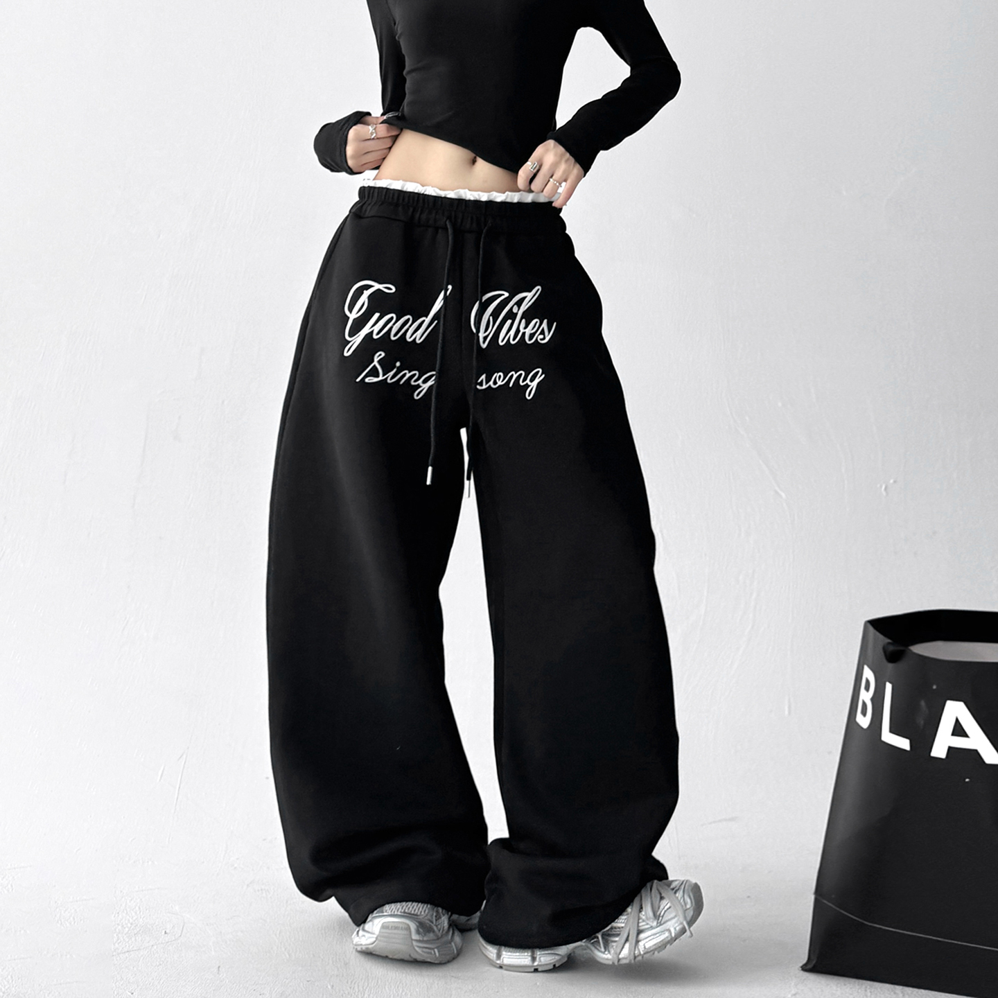 黑色字母刺绣工装裤女2025春秋季新款褶皱伞兵裤宽松休闲阔腿裤