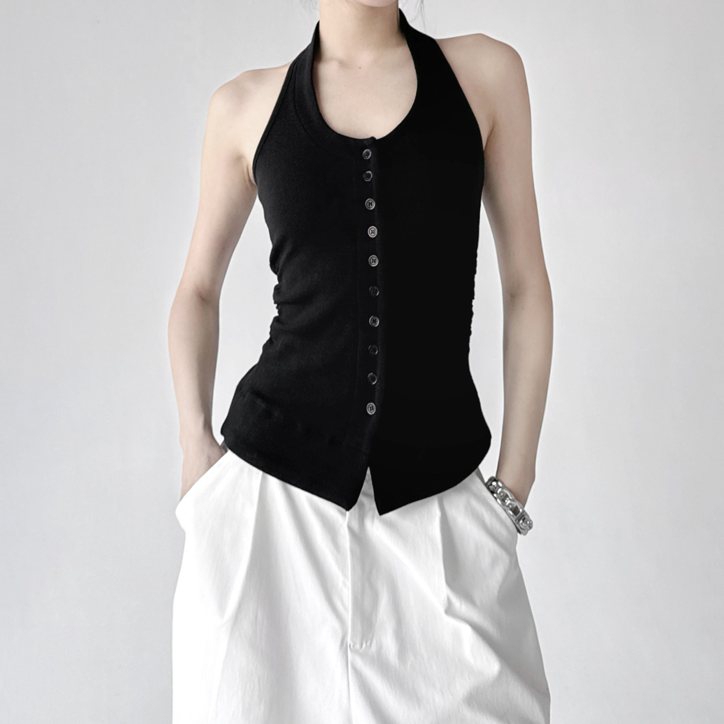 法式复古黑色挂脖背心女2026夏季新款纽扣修身显瘦高级感吊带上衣