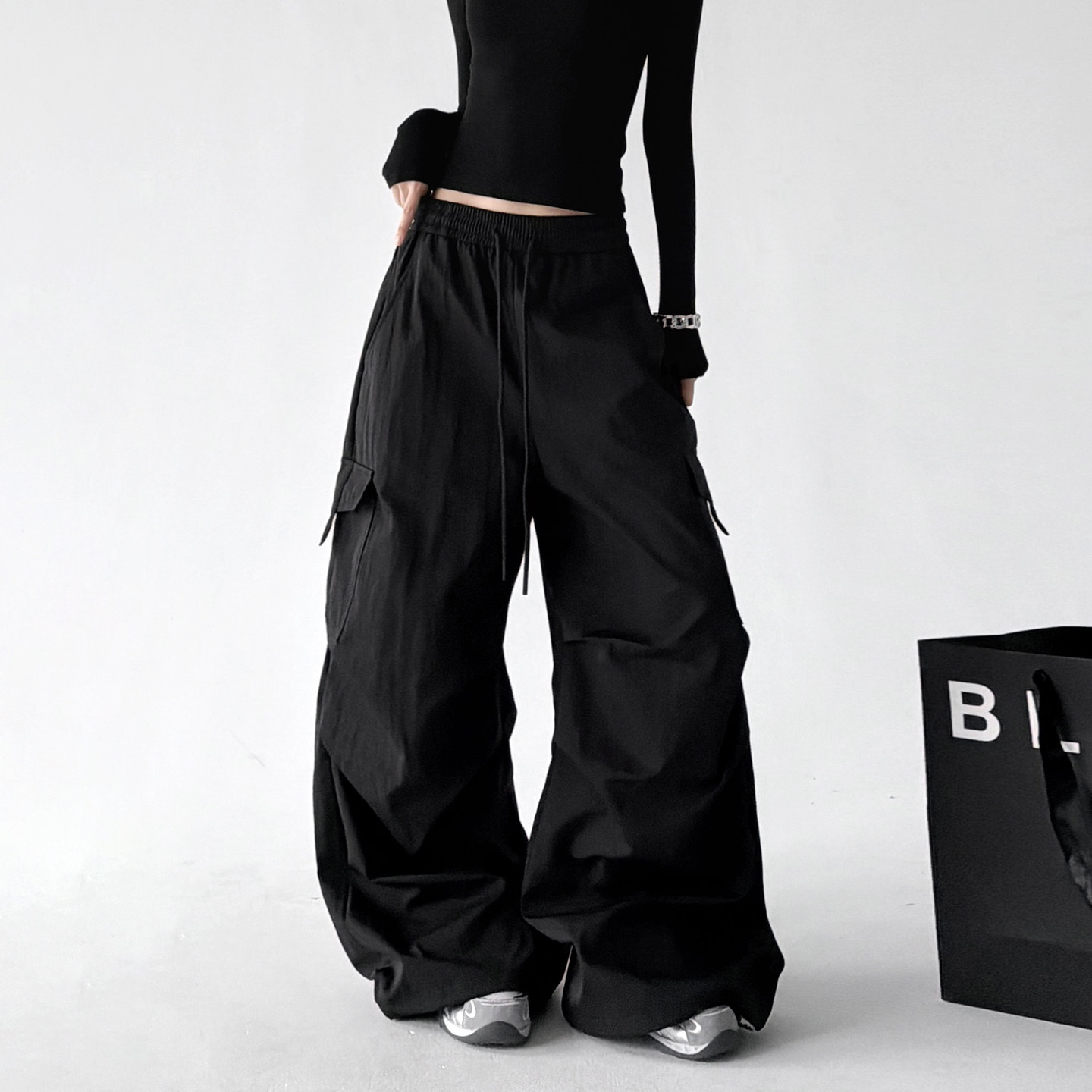 thumbnail for This year's trending women's cargo pants 2026 autumn new black wide-leg pants loose outdoor hiking quick-dry casual pants