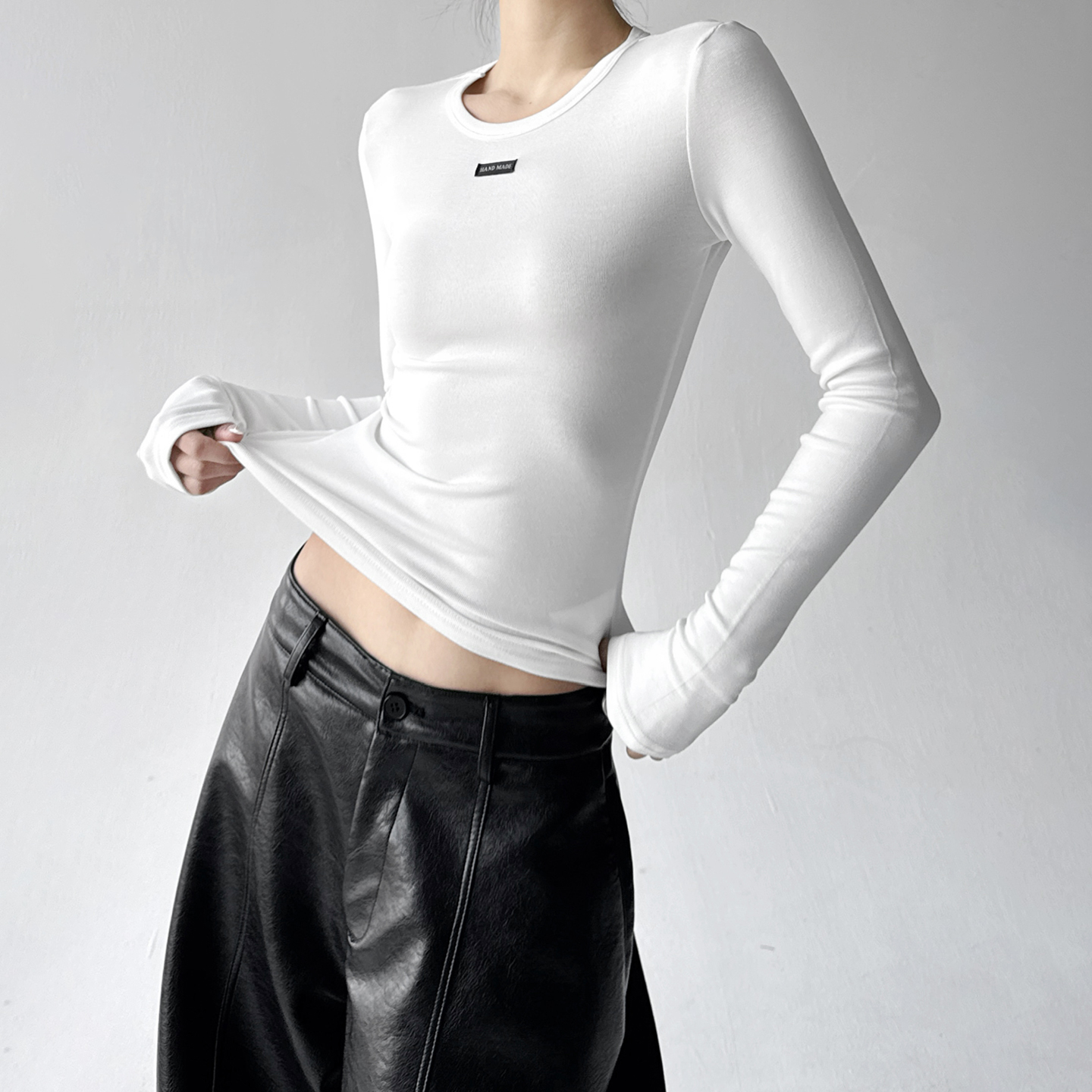 2025冬季新款高级感白色圆领T恤女秋冬修身打底衫内搭正肩上衣