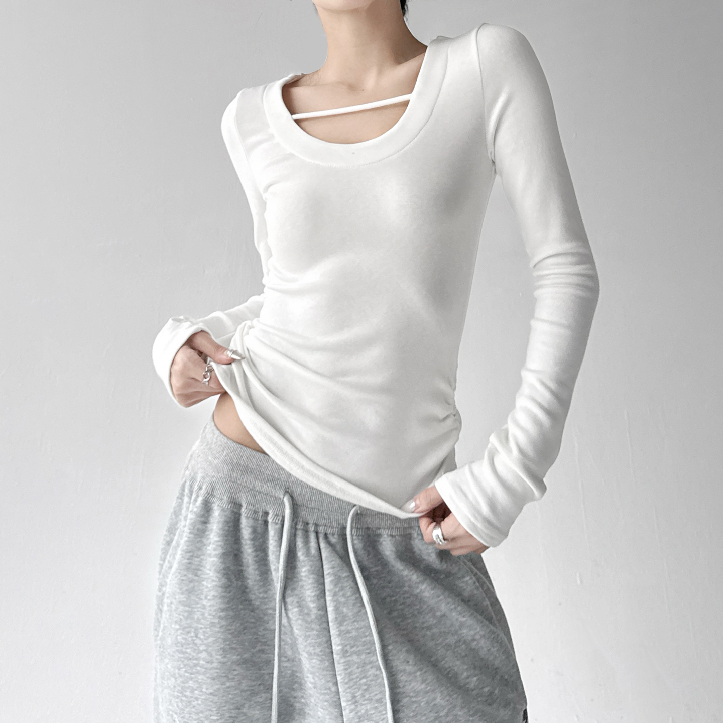 秋冬新款2025韩版U领长袖T恤女修身褶皱收腰显瘦加绒打底衫上衣